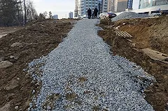 Жителям квартала за аквапарком «Лимпопо», месившим ногами глину, начали прокладывать тротуар