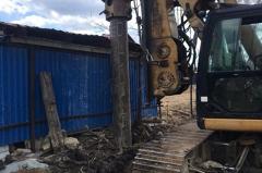 «Бросили большой камень и повалили»: строители сломали забор жителям Цыганского посёлка