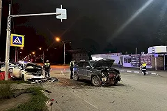 Беременная женщина и ребенок пострадали при заезде во двор в Каменске-Уральском