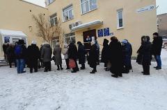 У здания «Екатеринбурггаза» пенсионеры выстроились в огромную очередь