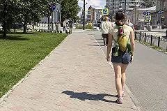 В Подмосковье мужчина, ехавший на одном самокате с ребенком, дал подзатыльник пешеходу (ВИДЕО)