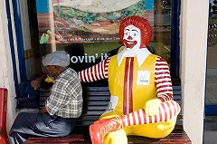 Москвичка требует с «Макдоналдса» 4,5 млн рублей за отрубленный палец