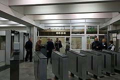 В метро Екатеринбурга женщина легла на рельсы перед приближающимся поездом