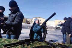 Дали подержать оружие: в Екатеринбурге сотрудники Росгвардии провели экскурсию для малышей