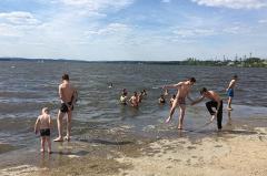 Екатеринбуржцы в первый жаркий день открыли купальный сезон