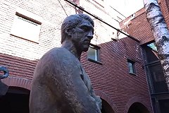 Наследники умершего екатеринбургского поэта требуют выплату роялти с театра, где играл Высоцкий