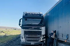Фура MAN насмерть сбила на свердловской трассе чинившего другой длинномер дальнобойщика
