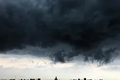 В Свердловскую область идут грозы, проливные дожди и ураган