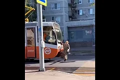 Бабушка-зацепер остановила движение трамваев в Ульяновске