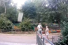 В Екатеринбурге подростки скинули ведро на головы прохожим