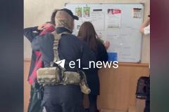 В Екатеринбурге задержали активистов партии «Яблоко» во время мероприятия «Вечер писем политзаключённых» из-за доноса