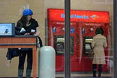 Инвалид-колясочник «загипнотизировал» кассира банка, взял деньги и скрылся