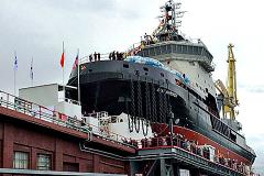 Первый за 45 лет российский военный ледокол спущен на воду в Петербурге
