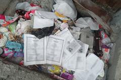 В Екатеринбурге жильцы по ксерокопиям документов вычислили соседку, завалившую дом мусором