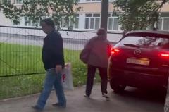 Пожилые екатеринбуржцы проехали на кроссовере по тротуару возле школы