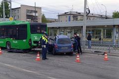 Стало известно, кто погиб за рулем «Лады», которая на огромной скорости влетела в стоящий автобус