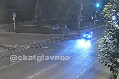 В Екатеринбурге два парня на электросамокате влетели в машину — видео