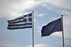 Жителям Афин приготовили бесплатную еду из тонны непригодных для продажи овощей