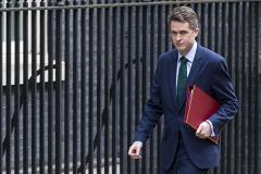 Министр обороны Великобритании посоветовал России «отойти и заткнуться»
