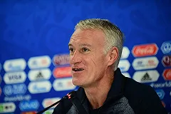 Тренер сборной Франции назвал временные трибуны «оригинальным решением»