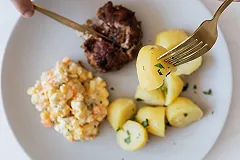 Раздачу «продуктовых карточек» предложили начать с получателей субсидий на услуги ЖКХ