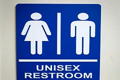 Северная Каролина попросила разрешить не пускать трансгендеров в «чужие» туалеты