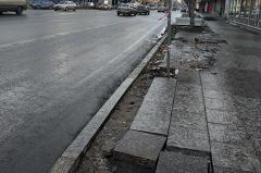 В Екатеринбурге Михаил Ефремов высмеял скандальную укладку гранитных тротуаров