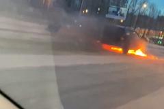 В Екатеринбурге машина загорелась на дороге