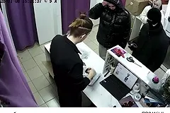 В Екатеринбурге двое «гангстеров», заказавших пистолет, обворовали ПВЗ Wildberries