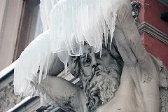 Ледяная глыба рухнула на два автомобиля в Екатеринбурге