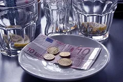 Жириновский предложил запретить давать чаевые в целях борьбы с коррупцией