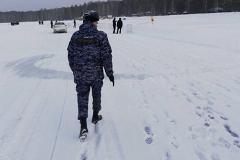 Участники конкурса рыбаков испортили ледовый автодром на Балтыме