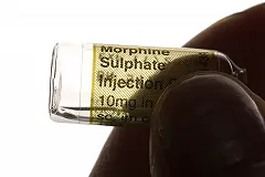 Мужчина на улице вколол женщине морфин и убежал