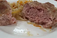 Родители одной из школ Екатеринбурга заявили, что их детей кормят сырыми котлетами