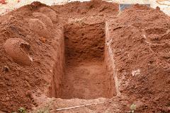 Муж заставил супругу копать себе могилу сапёрной лопаткой из-за измены