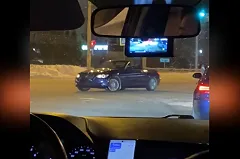 Водитель на кабриолете устроил дрифт в центре Екатеринбурга