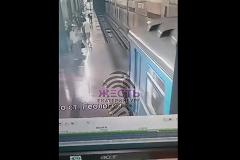 Появилось видео, как молодой парень упал на рельсы в екатеринбургском метро