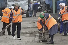 В центре Екатеринбурга уходит под землю асфальт