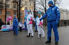 25 известных спортсменов и политиков пронесли огонь Универсиады по центру города