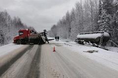 В Свердловской области сотрудники ГИБДД во время снегопада спасли двух водителей