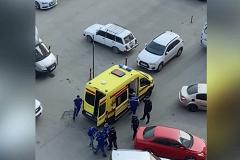 В центре Екатеринбурга неадекватный мужчина кричал и грозился себя покалечить