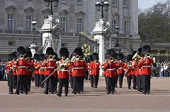 Гвардеец британской королевы нюхал кокаин с меча