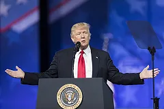 Активисты-антитрамповцы устроили массовую провокацию на выступлении президента