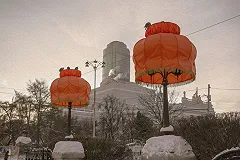 Весна. Радя снял абажуры с фонарей на Ленина