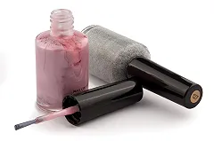 Итальянцы покаялись за расистский лак для ногтей