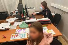 В Москве детей доставили в отдел полиции. Они возложили цветы у посольства Украины