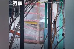 В детском саду Екатеринбурга обмотали пленкой горку, на которой погибла девочка