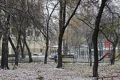 Застройщик самовольно захватил у дома по улице Бажова часть земли