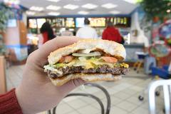 Работник «Макдоналдс» дразнил бездомного едой