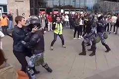 Актеру Павлу Устинову вынесли приговор по делу о вывихнутом плече росгвардейца